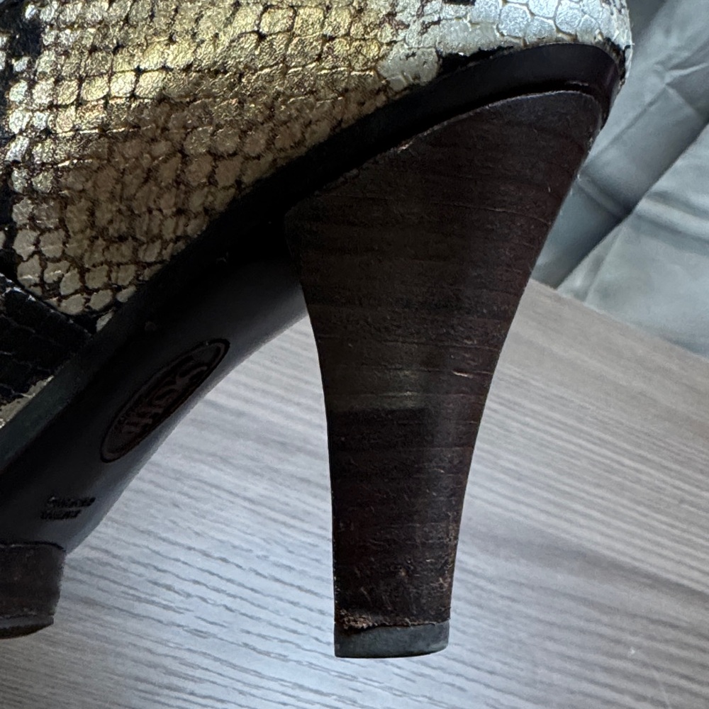 Sofft Women's Elegant Black and Gold Snake print Heels - Picture 9 of 12